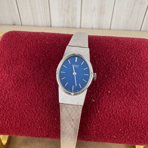 Vintage Sleek Thin Seiko Spaghetti Watch Silver Stainless Steel Back